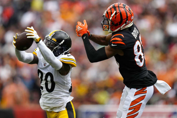 Pittsburgh Steelers Cameron Sutton intercepts a pass intended for Cincinnati Bengals Tyler Boyd.